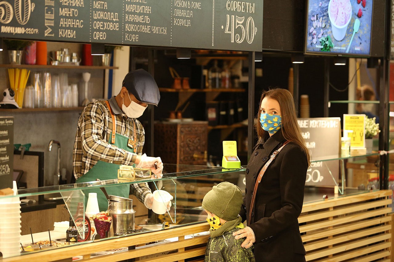 Жители России возвращаются к допандемийным тратам на шопинг и рестораны